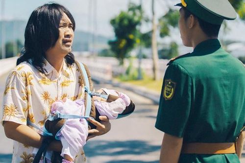 Tiến Luật tóc tai bù xù ôm con gái chạy giữa đường, khán giả thắc mắc Thu Trang đâu