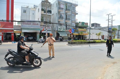 Xử phạt hành chính 963 trường hợp vi phạm trật tự an toàn giao thông