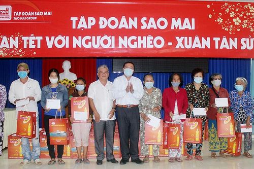 Tập đoàn Sao Mai trao quà Tết cho hộ nghèo, cận nghèo, có hoàn cảnh khó khăn