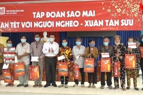 Tập đoàn Sao Mai trao quà Tết cho hộ nghèo, cận nghèo, có hoàn cảnh khó khăn