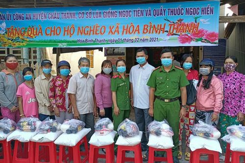 Công an huyện Châu Thành tặng 50 phần quà cho người nghèo