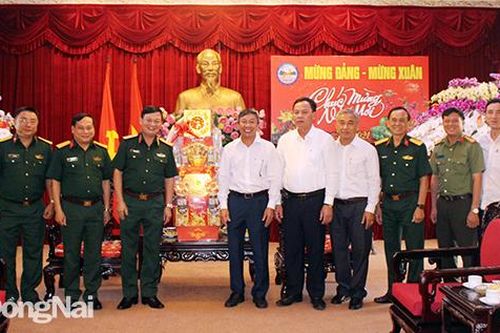 Quân khu 7 chúc Tết Tỉnh ủy và các đơn vị quân đội trên địa bàn tỉnh