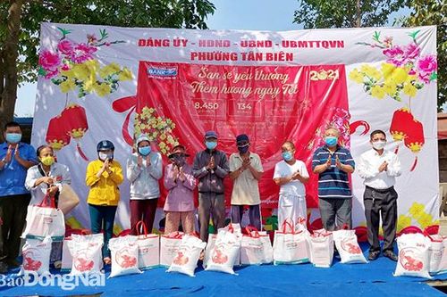 Nhiều hoạt động chăm lo Tết người nghèo vào công nhân có hoàn cảnh khó khăn
