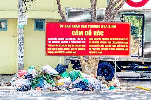 Bất chấp biển cấm vẫn tập kết rác