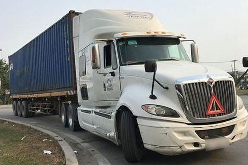 Mang Yang: Đi bộ qua đường, nam thanh niên bị container tông tử vong