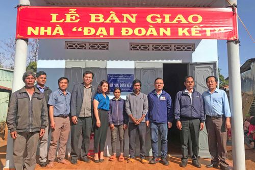 Trao 2 nhà 'Đại đoàn kết' cho hộ nghèo huyện Mang Yang