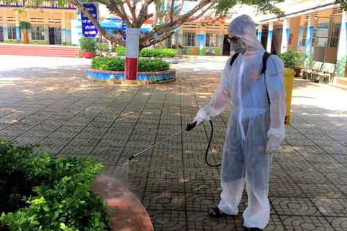 Bảo Lộc đồng loạt phun khử khuẩn trường học phòng chống Covid-19