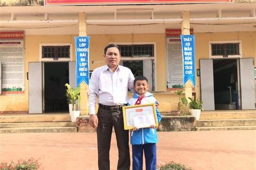 Khen thưởng đột xuất học sinh trả lại của rơi.