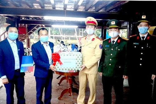 Trao hỗ trợ 20 triệu đồng cho lực lượng tuyến đầu chống dịch Covid- 19