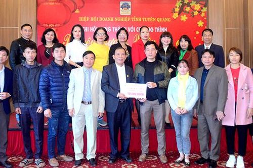 Hiệp hội Doanh nghiệp tỉnh tặng quà Tết hộ nghèo