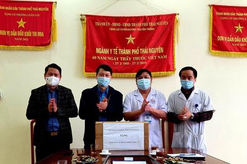 Tặng quà, động viên cán bộ Trung tâm Y tế thành phố Thái Nguyên