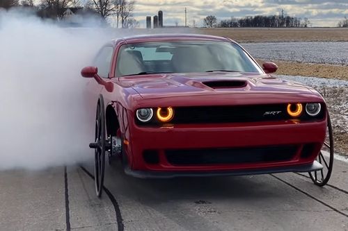 Dodge Challenger Hellcat độ bánh xe ngựa 'tấu hài', không những vậy còn có thể drift