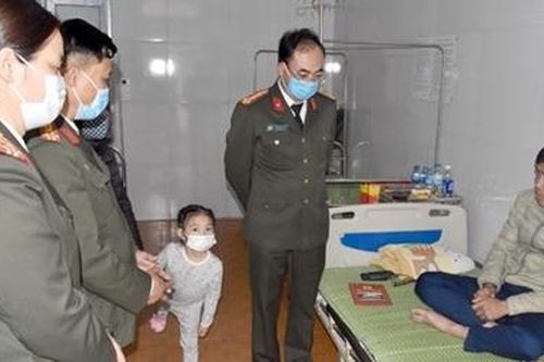 Thăm hỏi thiếu tá CSGT bị thương khi làm nhiệm vụ