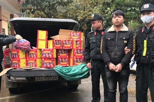 Bắt giữ 3 đối tượng mua bán 20 thùng pháo hoa nổ và pháo trứng