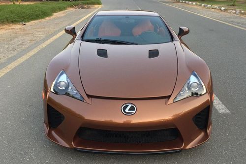 Cận cảnh Lexus LFA màu nâu ngọc trai siêu hiếm