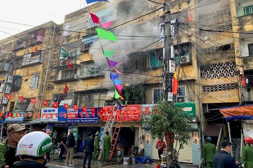 Giải cứu cháu bé 5 tuổi khỏi đám cháy chung cư ở Hải Phòng