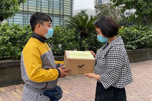Cận Tết, vận chuyển hàng qua bưu điện tăng gấp 2 lần