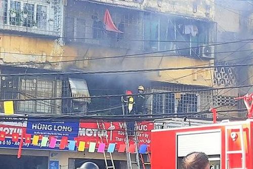Hải Phòng: Giải cứu an toàn cháu bé 5 tuổi trong đám cháy tại nhà tập thể cũ