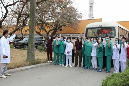 Chi viện thêm y bác sĩ cho phường Vàng Danh, thành phố Uông Bí để dập dịch
