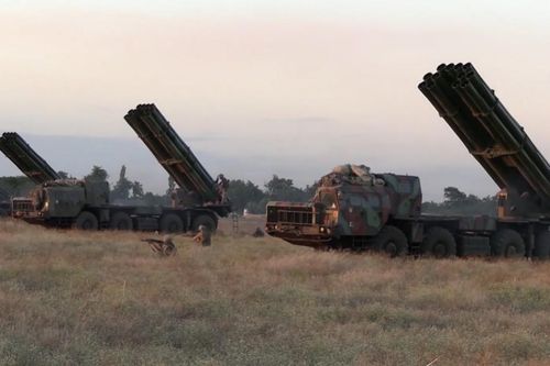Căng thẳng tăng cao khi Ukraine dồn pháo binh tầm xa và tên lửa tới sát Donbass
