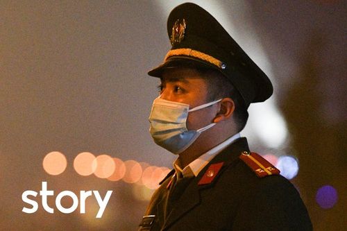 Trung úy công an ở chốt kiểm soát Covid-19