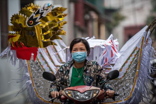 'Làng âm phủ' hối hả làm đồ cúng ông Công, ông Táo