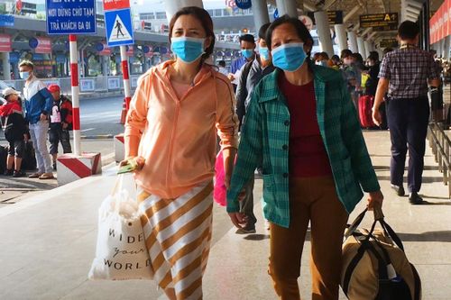 Sân bay Tân Sơn Nhất đông người về quê đón Tết sớm