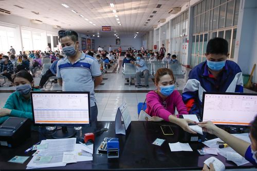 Ga Sài Gòn kín người đổi, trả vé tàu Tết