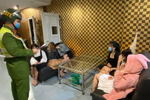Chủ quán và người hát karaoke ở Hạ Long bị phạt 43 triệu