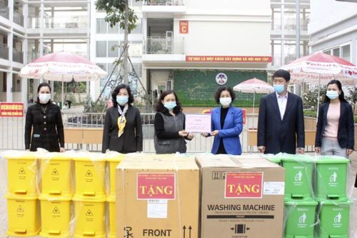 Ngành GD&ĐT Hà Nội tặng quà cô trò trường Tiểu học Xuân Phương đang cách ly tập trung