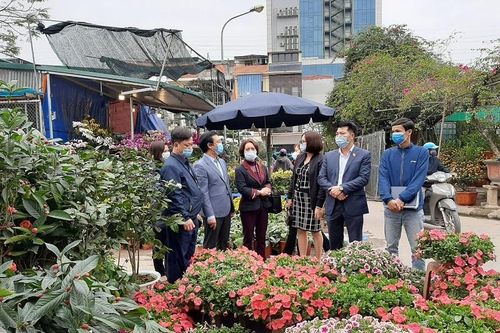 Chú trọng hơn công tác đảm bảo phòng chống dịch tại chợ hoa Tết trên địa bàn quận Thanh Xuân, quận Hà Đông