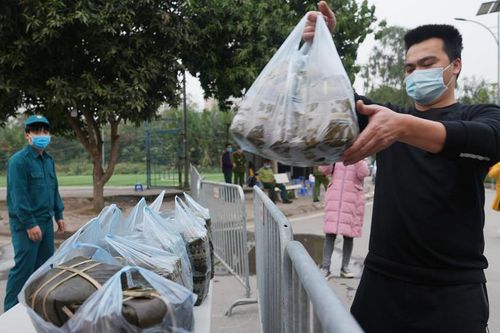 Chia sẻ khó khăn với người dân trong khu vực cách ly