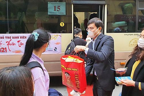 Hỗ trợ 9.000 sinh viên khó khăn đón Tết