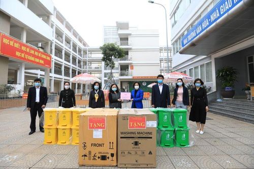 Thăm, tặng quà thầy trò tại điểm cách ly Trường tiểu học Xuân Phương