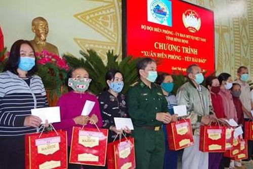 BĐBP tỉnh Bình Định tặng quà cho gia đình chính sách và người dân nghèo