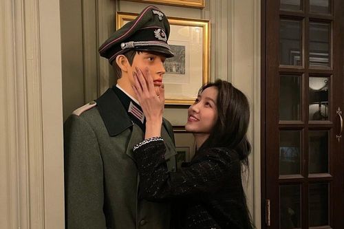 Sowon (GFriend) gây 'phốt' khi tạo dáng bên ma-nơ-canh mặc trang phục của Đức Quốc Xã