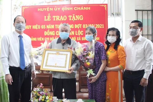 Trao Huy hiệu Đảng cho đảng viên cao tuổi Đảng