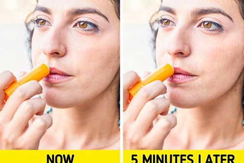 Tác hại không ngờ của việc bôi son dưỡng môi thường xuyên