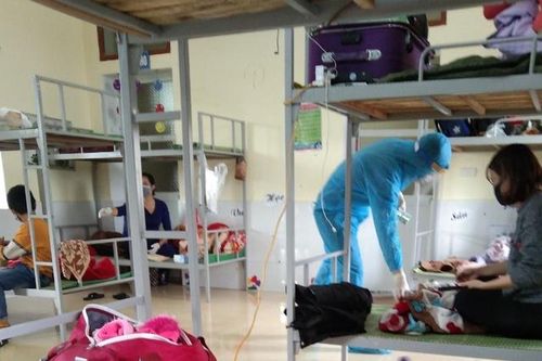 'Nhật ký' xúc động của người mẹ ở cùng con trong khu cách ly