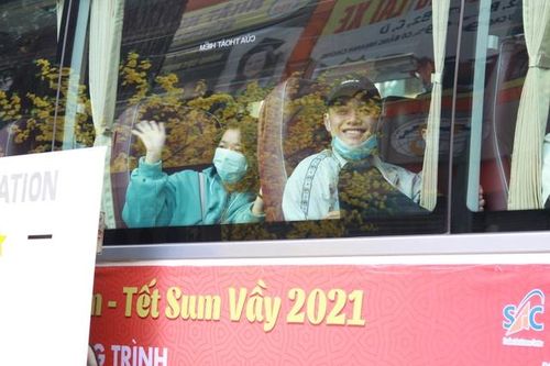'Chuyến xe mùa xuân' chở hàng ngàn sinh viên về quê đón Tết