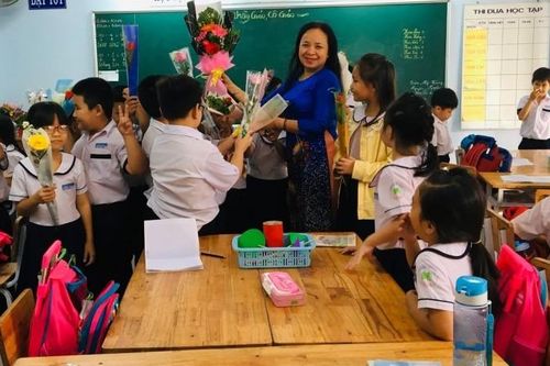 Đổi mới giáo dục bao năm nhưng thưởng Tết giáo viên vẫn 'mỡ nó rán nó'