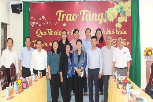 Chủ tịch Quốc hội trao quà Tết cho gia đình chính sách, trẻ mồ côi tỉnh Bến Tre