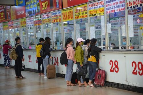 TPHCM: Nghỉ học sớm phòng Covid-19, sinh viên kéo nhau về quê ăn Tết