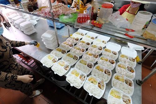 Nhìn gần nơi cung cấp hàng trăm suất ăn cho học sinh cách ly tại Hải Dương