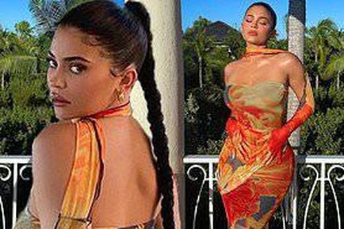 Em út 9x nhà Kardashian thả dáng 'gái một con' bốc lửa