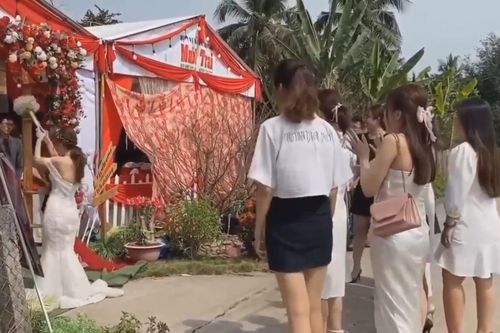Mải bắt hoa cưới, cô gái suýt ngã xuống ruộng dưa