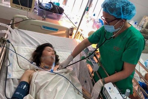 Người phụ nữ ở Cần Thơ cầm dao đâm thủng tim chính mình