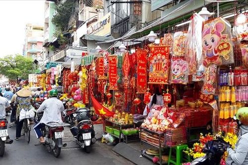 TP.HCM: Đèn lồng, câu đối rực rỡ 'nhuộm đỏ' phố bán đồ trang trí Tết