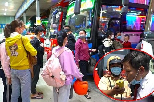 TP.HCM: Sinh viên đổ xô về quê, CSGT thắt chặt giao thông các bến xe