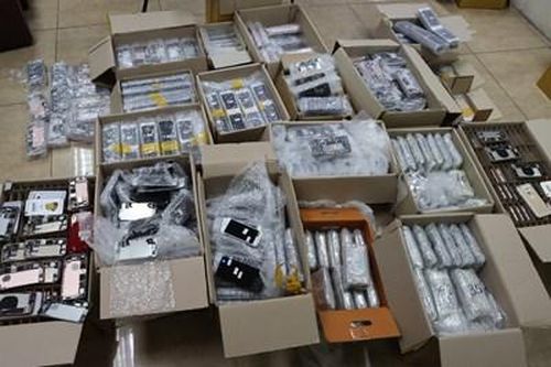 Phát hiện lô hàng cả ngàn linh kiện điện thoại Iphone nhập lậu